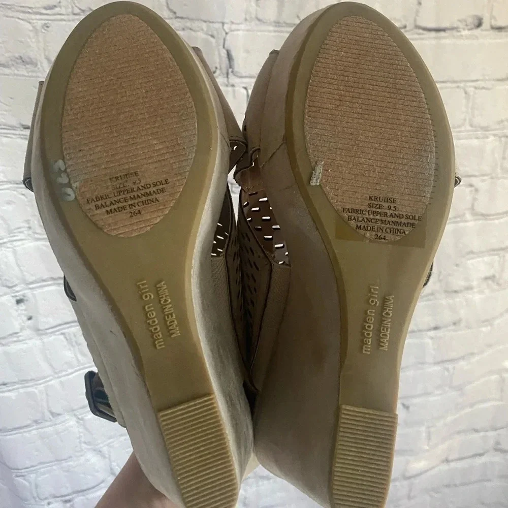 5/$20 Madden Girl Platform Faux Suede Laser Cut Wedges Taupe Nude‎ Wmns 9.5 NWOT